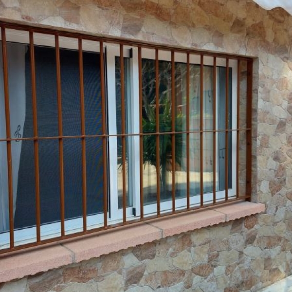 Fabricación e instalación de rejas de seguridad en vivienda unifamiliar