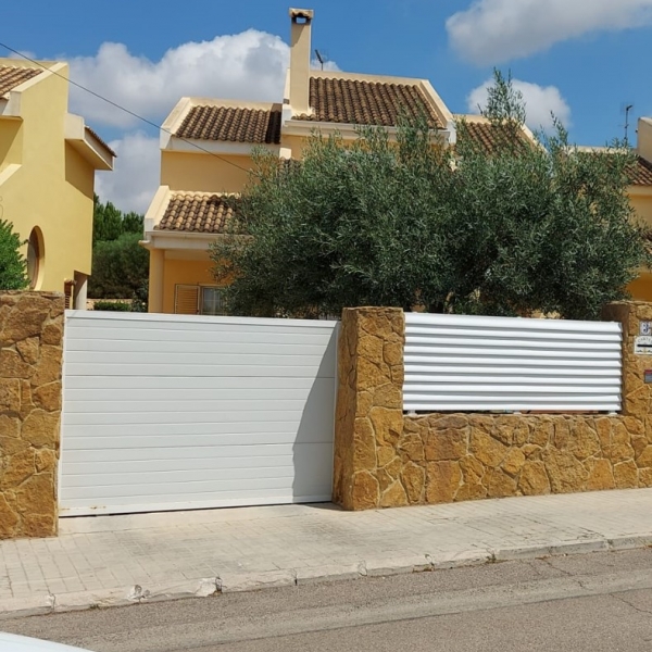 Valla metálica y puerta exterior en chalet urbanización Rocafort